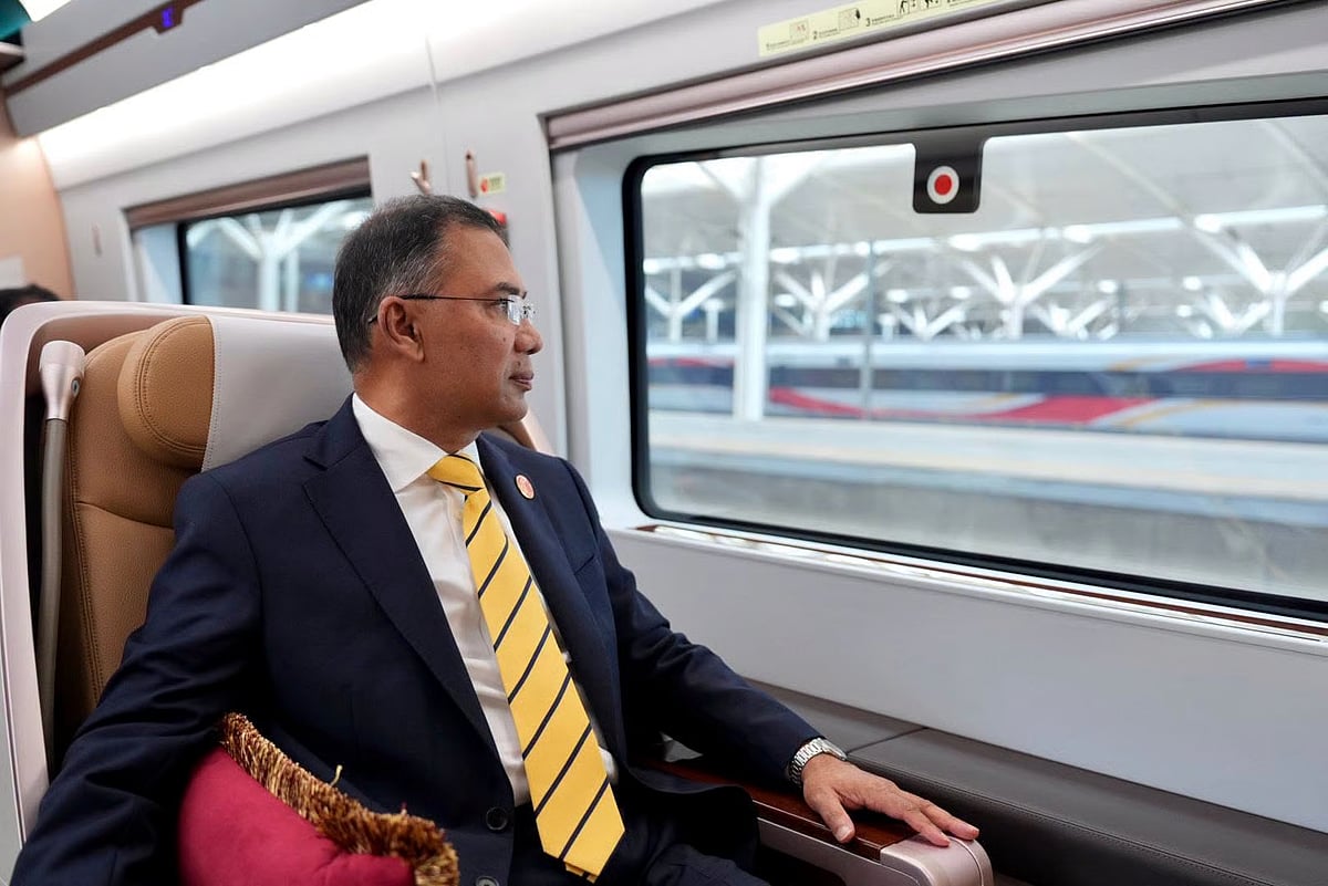 PM leaves Dalian for Beijing by bullet train