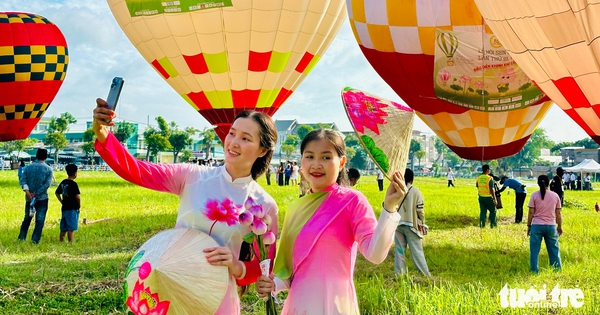 Paragliders, hot-air balloons, 2,000-women ‘ao dai’ parade draw crowds at Vietnam’s Dong Thap lotus festival