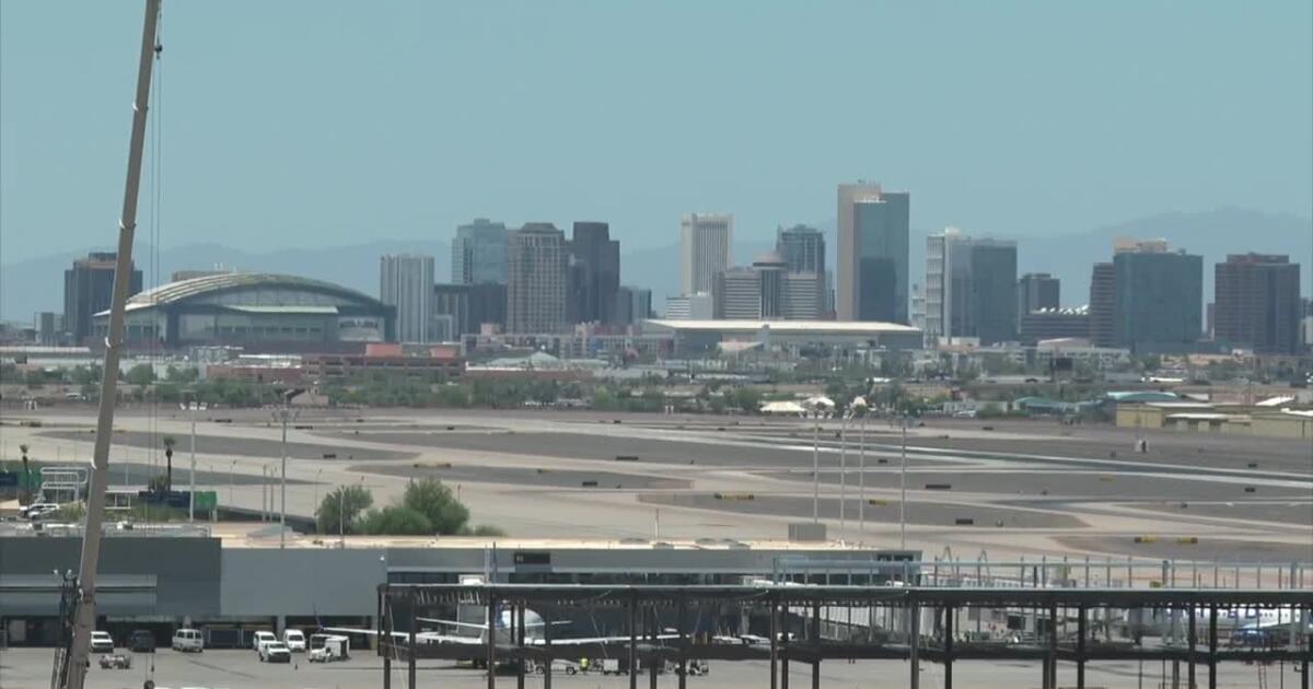 Phoenix leaders to study higher minimum wage for city workers, contractors