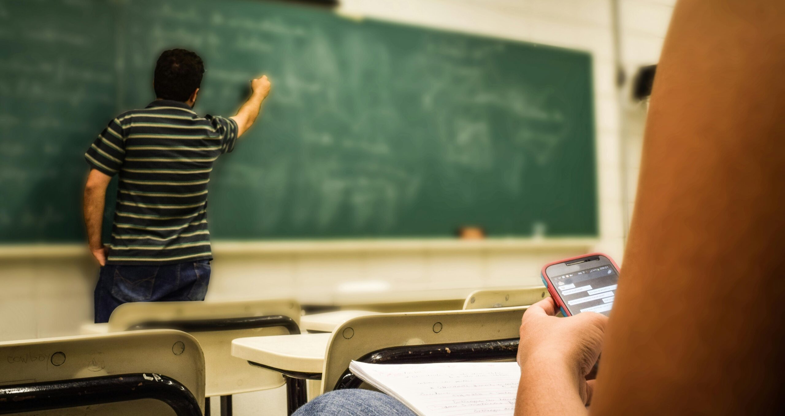 Polish government approves primary school phone ban and stronger porn age checks