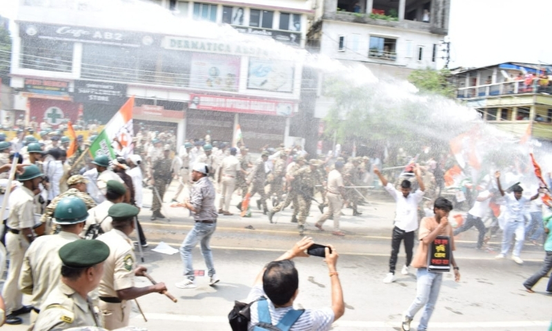 Several injured as police use water cannons, baton-charge on Youth Congress protesters
