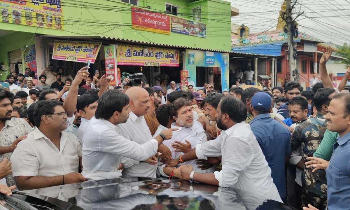 Tension grips in Undavalli of Amaravati during YSRCP leaders visit