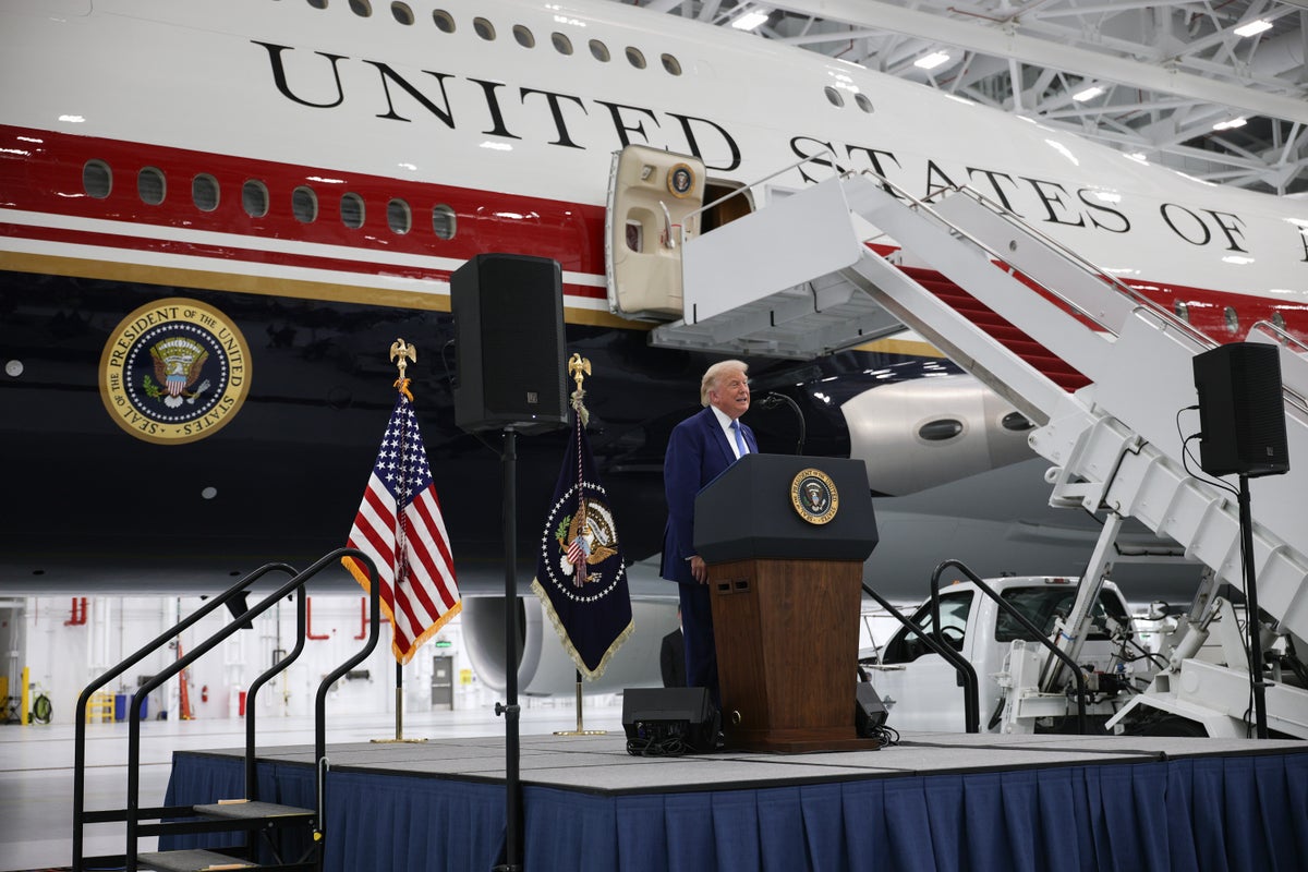 Trump brags about his color scheme for Air Force One as he unveils $400M plane from Qatar