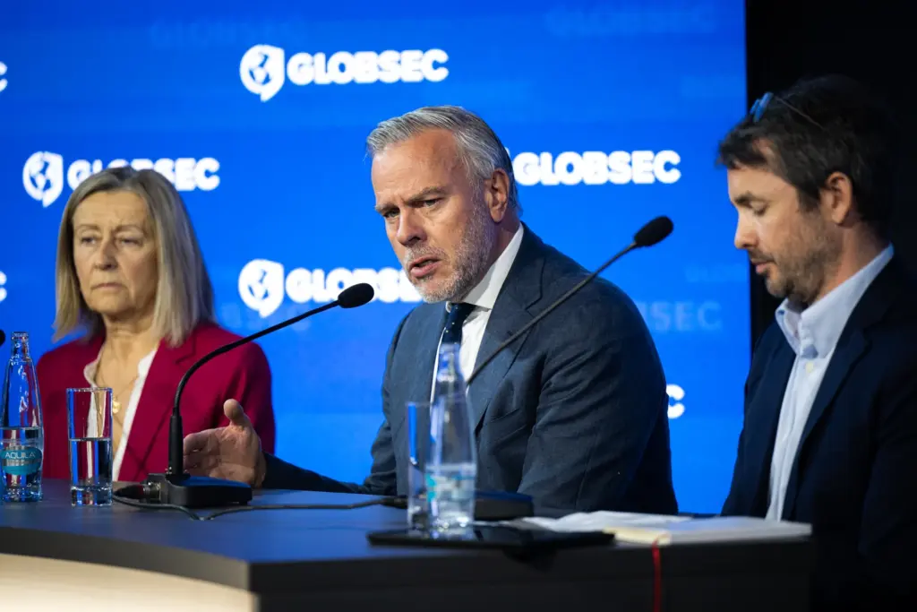 US warned Russia it would “be very, very sorry” over 2022 nuclear use, NATO ex-military chief confirms