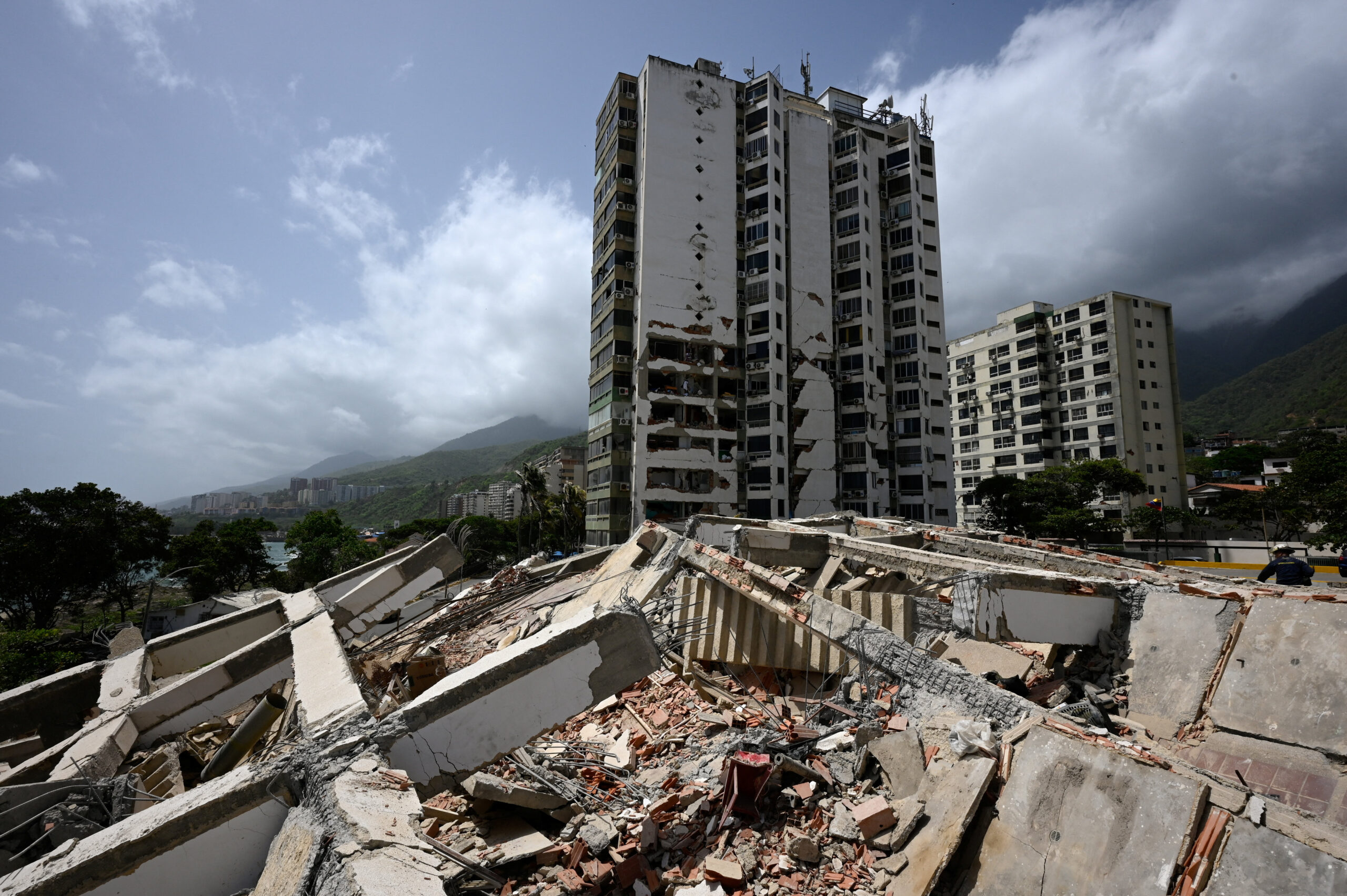 cover Venezuelans race to find survivors, foreign rescuers join search as frustration mounts