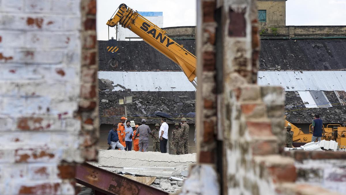 Warehouse collapse: Mazdoor Cell seeks FIR against former mayor Firhad Hakim, two ex-councillors
