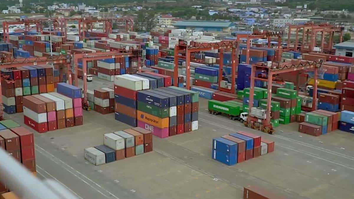 World Bank team says falling incomes and weak construction weigh on Cambodia’s growth