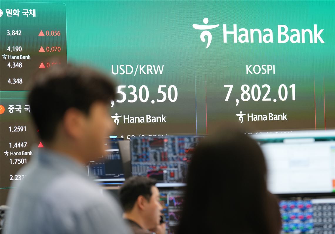 World shares mostly advance as tech stocks rebound from sell-offs, while oil prices slip