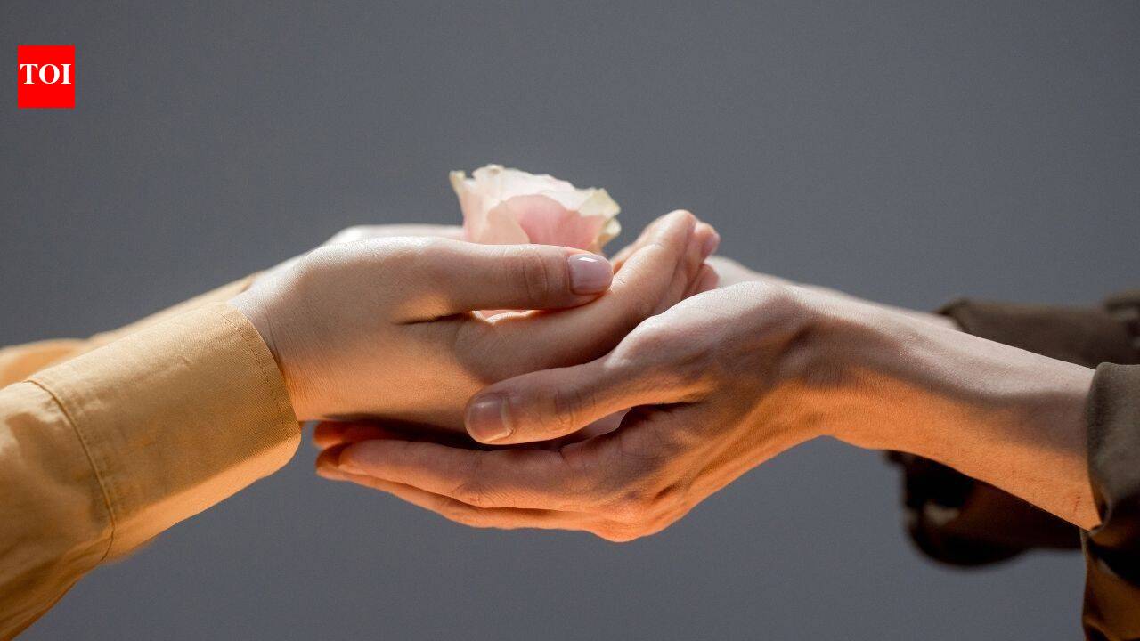 10 simple acts of kindness to cleanse your aura and brighten someone's life