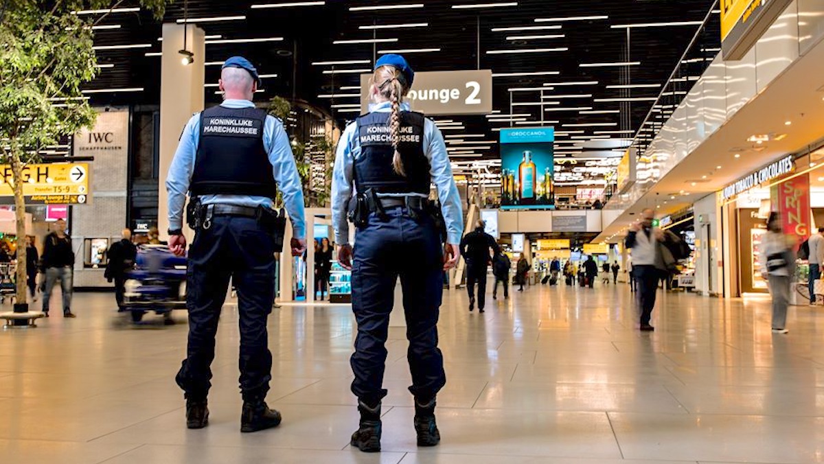 44-jarige vrouw op Schiphol aangehouden in verband met betrokkenheid bij drugssmokkel