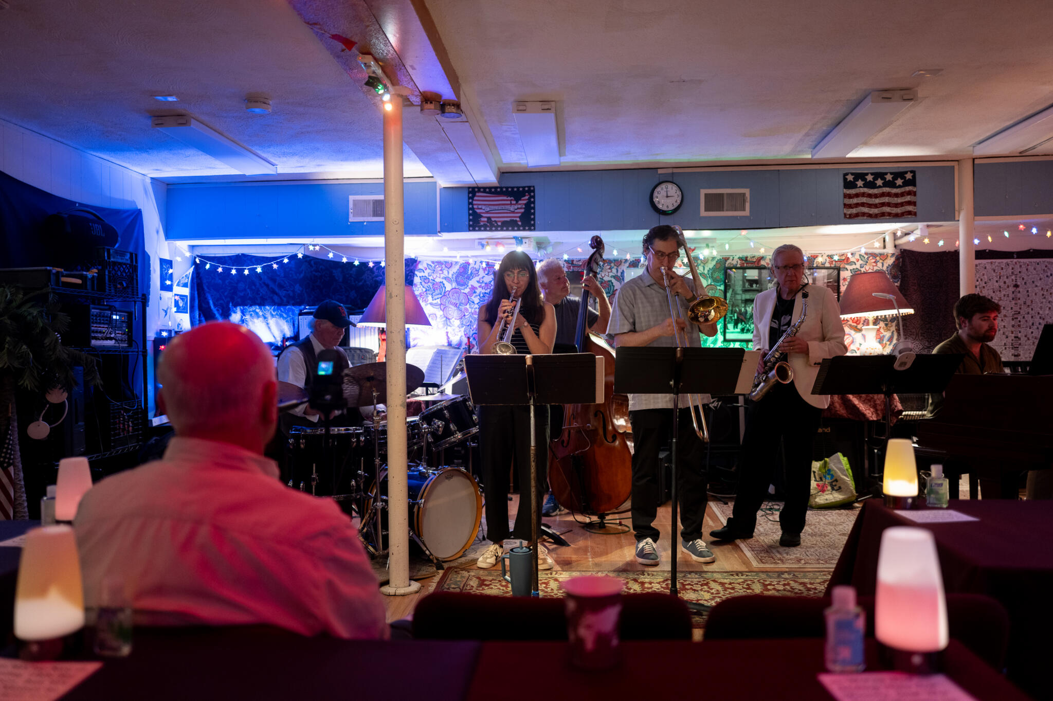 POSTunderground regular Rich Shelley listens to the POSTunderground house band, Hard Bop Cafe. (Artemisia Luk/WBUR).