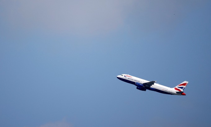 All three pilots fall ill mid-flight, one put on oxygen at 30,000 feet after sharing hotel breakfast