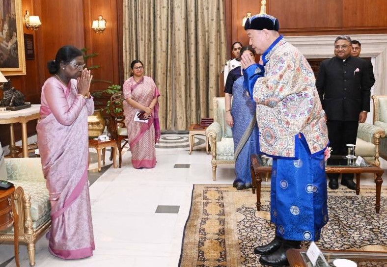 Ambassador of Mongolia presents credentials to President of India
