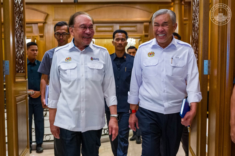 Anwar, Zahid project unity at Putrajaya amid PH-BN differences during state polls