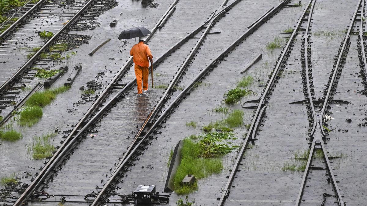 BMC declares holiday for all Mumbai schools and colleges today, as heavy rains to continue | Monsoon LIVE updates