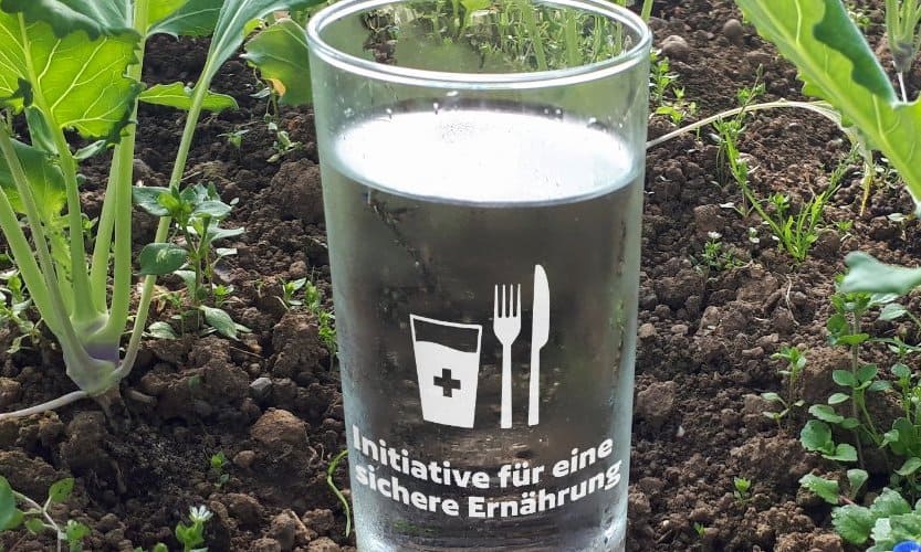 Backers of the safe food initiative accuse government of deception and demand a retraction