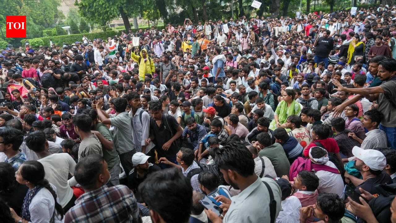 CJP's 'Chalo Sansad' march: Clash breaks out between RPF personnel and protesters; police use lathis to disperse crowd | Delhi News