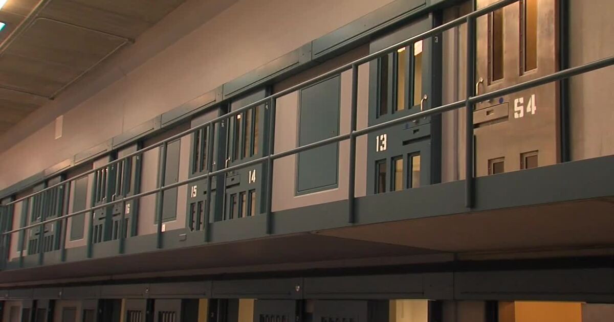 Calls for Arizona state officials to add A/C to all prison units