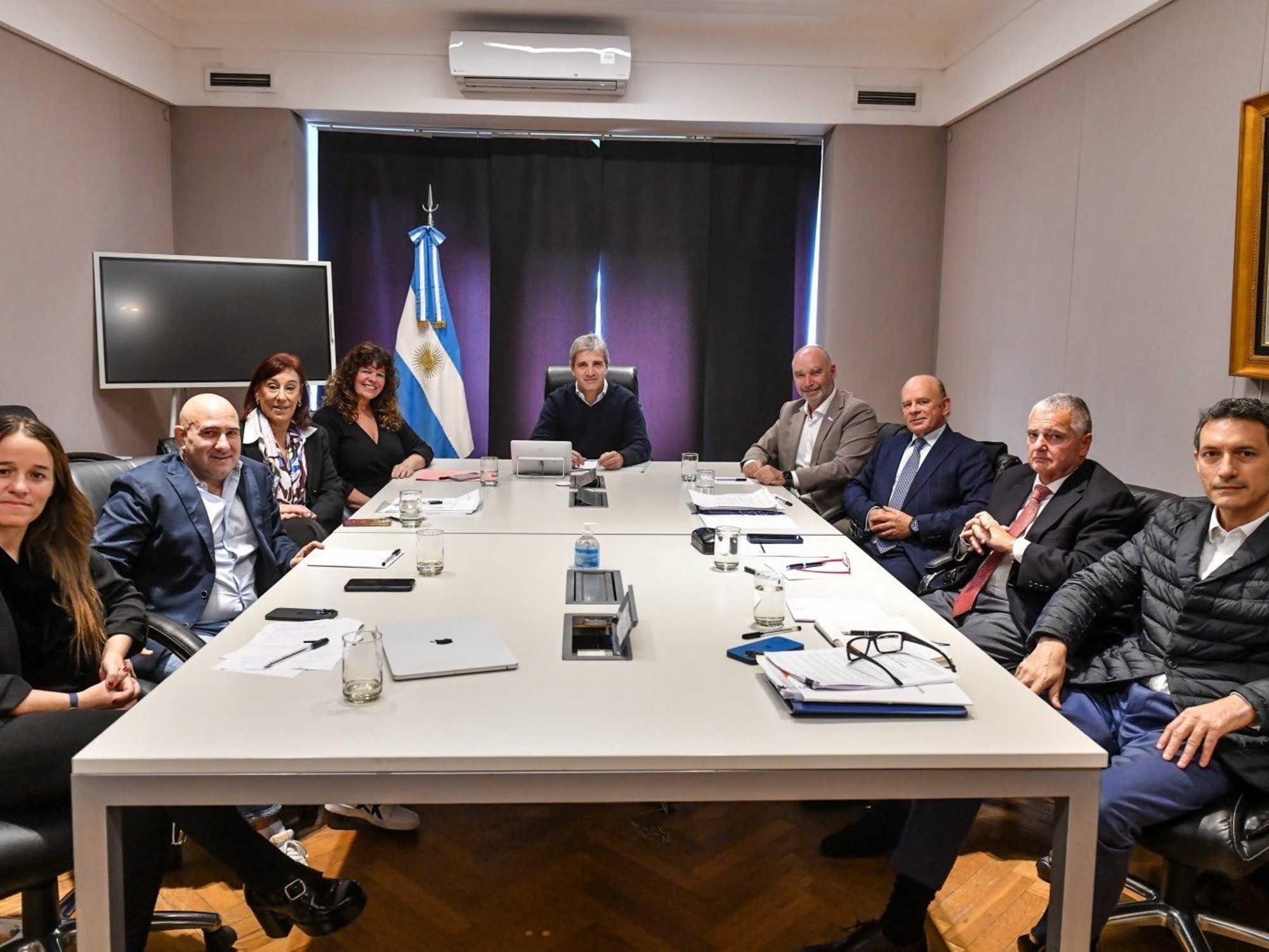 Caputo se reúne con contadores por los dólares del colchón y piden postergar el pago del impuesto a agosto