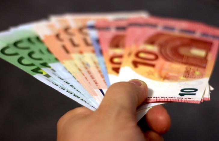Central Bank Pushes Banking Reforms to Cut Fees and Streamline Lending