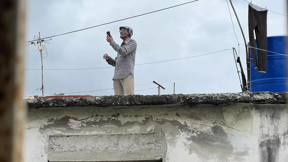 Chasing a Flicker of Internet on Cuba's Rooftops