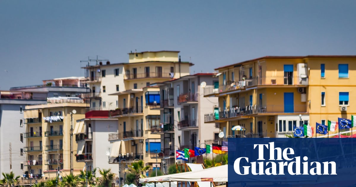 Dawn raid targets ‘umbrella cheaters’ reserving beach spots in Naples | Italy
