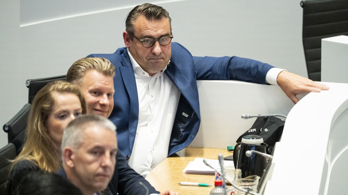 De Mos returns to power in The Hague amid asylum row