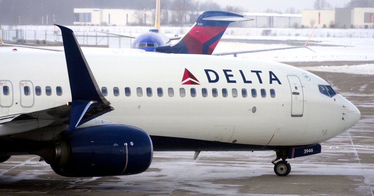 Delta flight ‘felt a big bang’ after apparently being hit by firework in Chicago