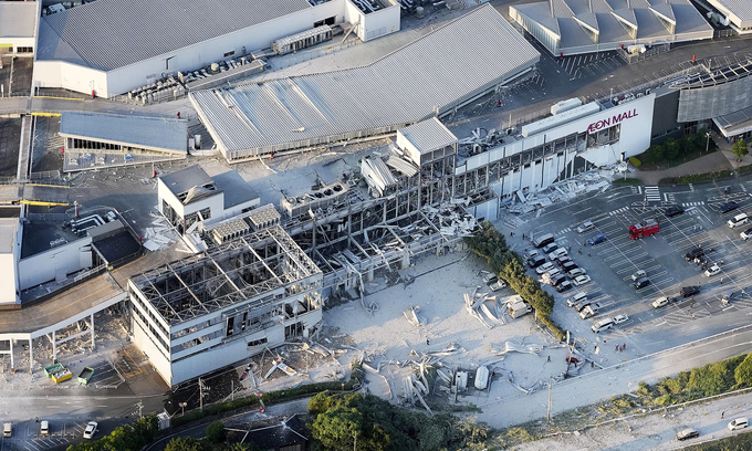 Dozens feared trapped in quake-hit Japan mall