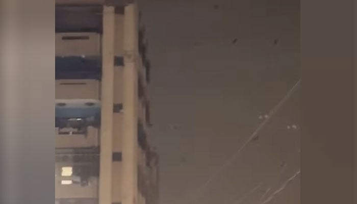 Dust storm hits Karachi as rain falls in parts of city