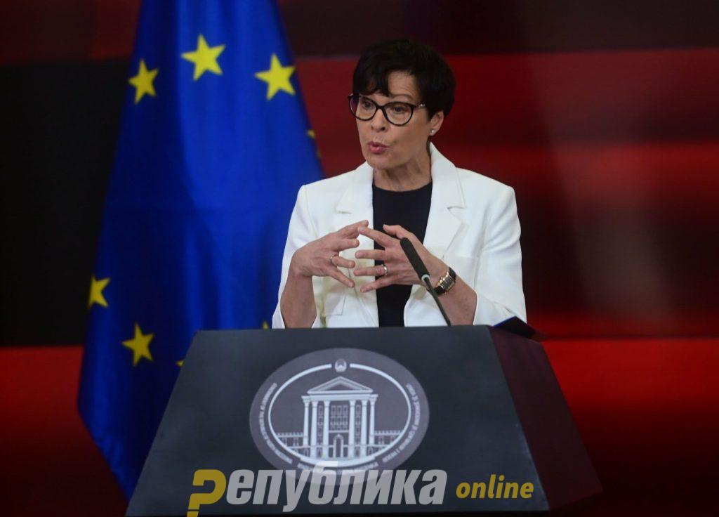 EU Commissioner Kos heaps praise on Macedonia for the accomplished reforms