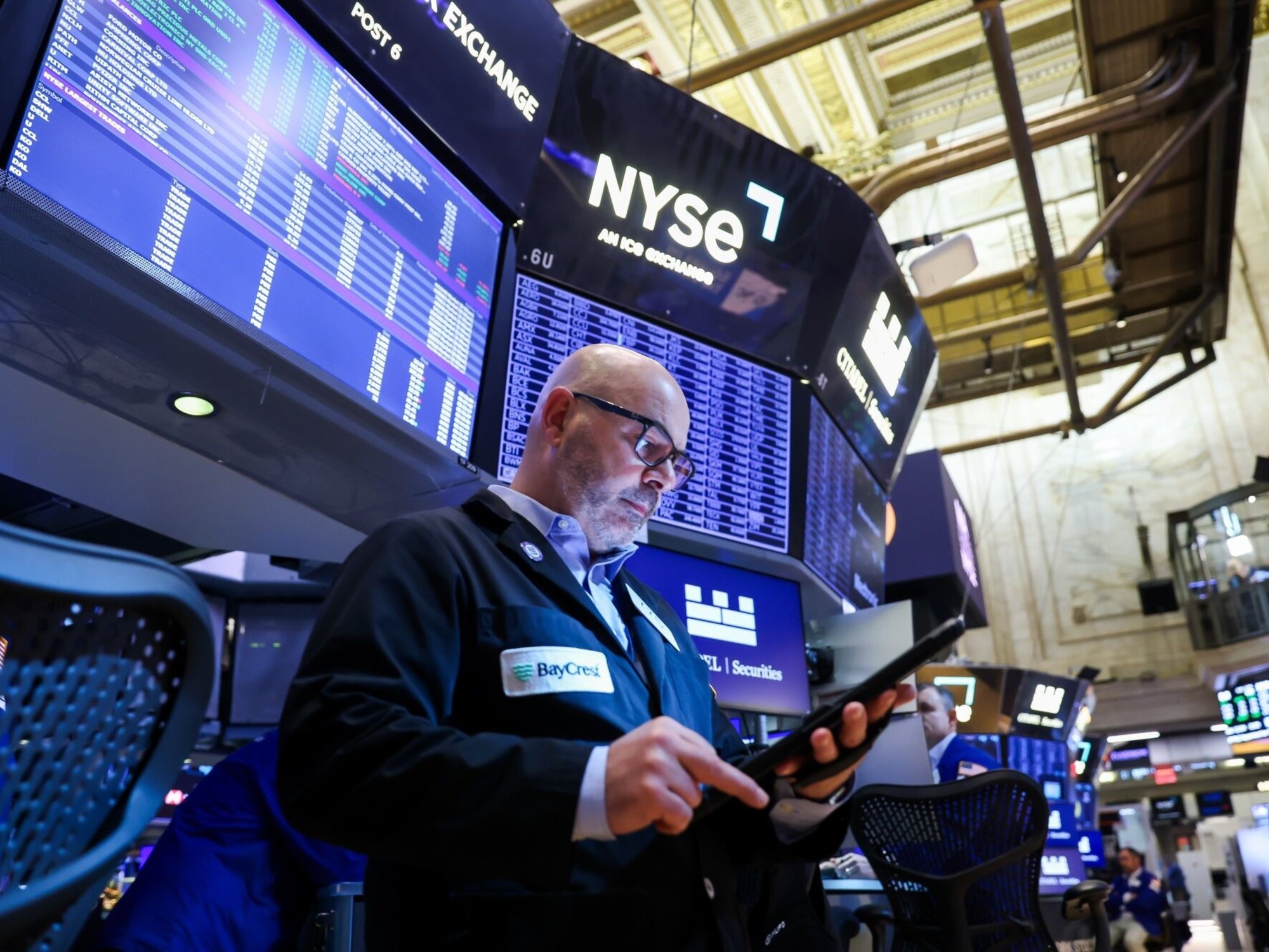 El riesgo país orilló los 400 puntos y marcó otro mínimo en la gestión Milei