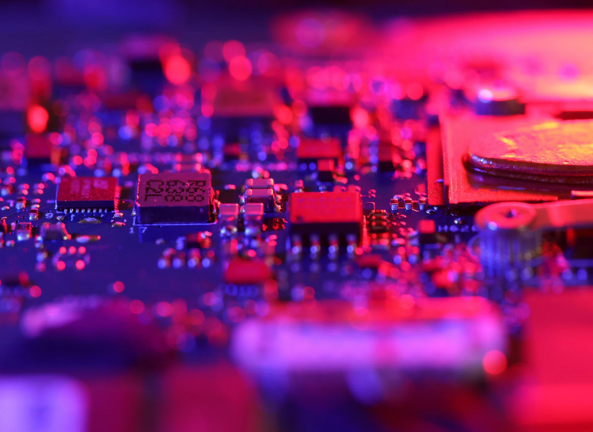 Electronics lifts Singapore factory output 7.2% in June, but growth misses forecasts