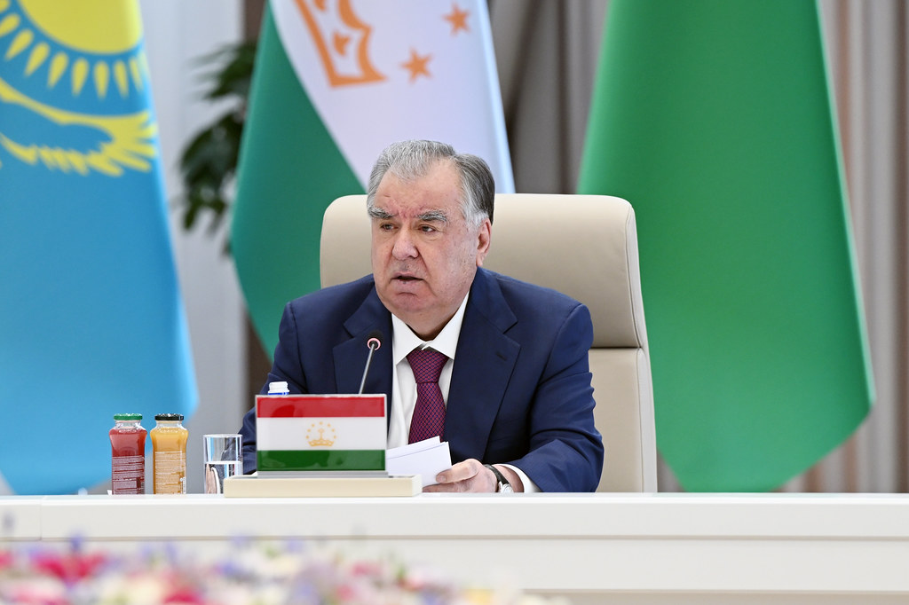 Emomali Rahmon proposes building large oil refineries in Central Asia