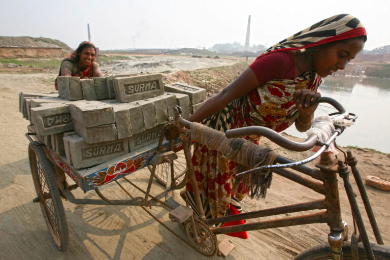 Extreme heat is eroding health, productivity and incomes of Dhaka’s informal workers