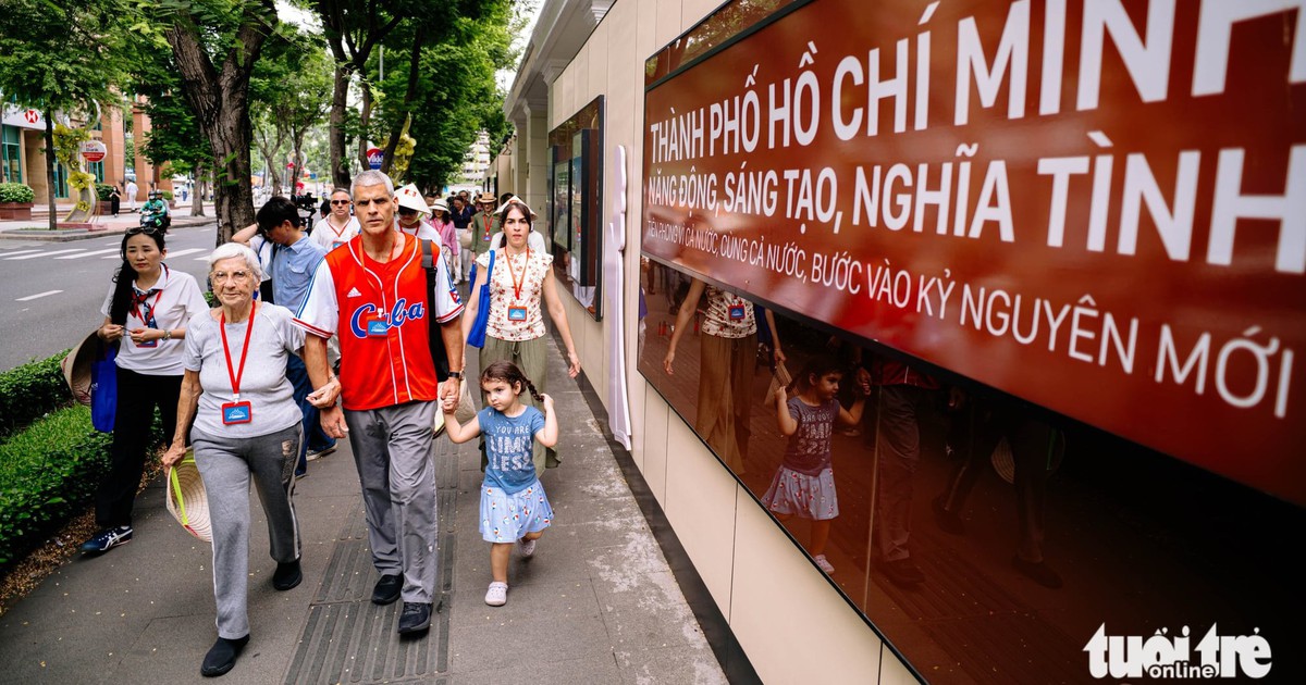 Foreign consuls explore Ho Chi Minh City's iconic landmarks on cultural walking tour