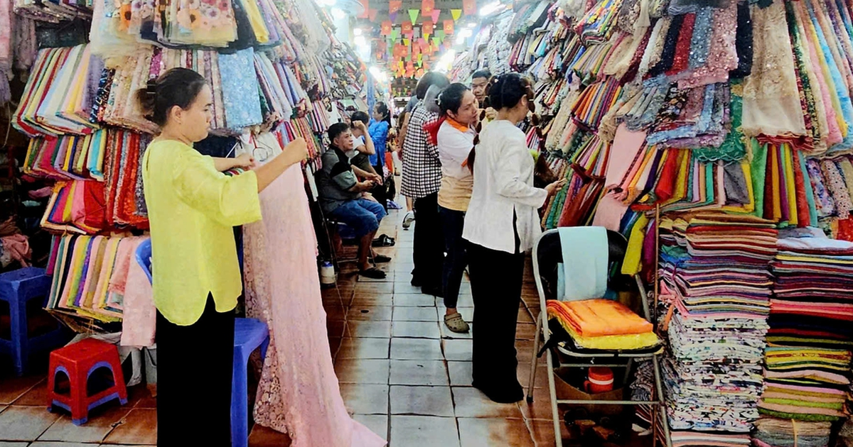 Foreign visitors flock to century-old Tan Dinh Market in Ho Chi Minh City for tailored ao dai, wooden clogs