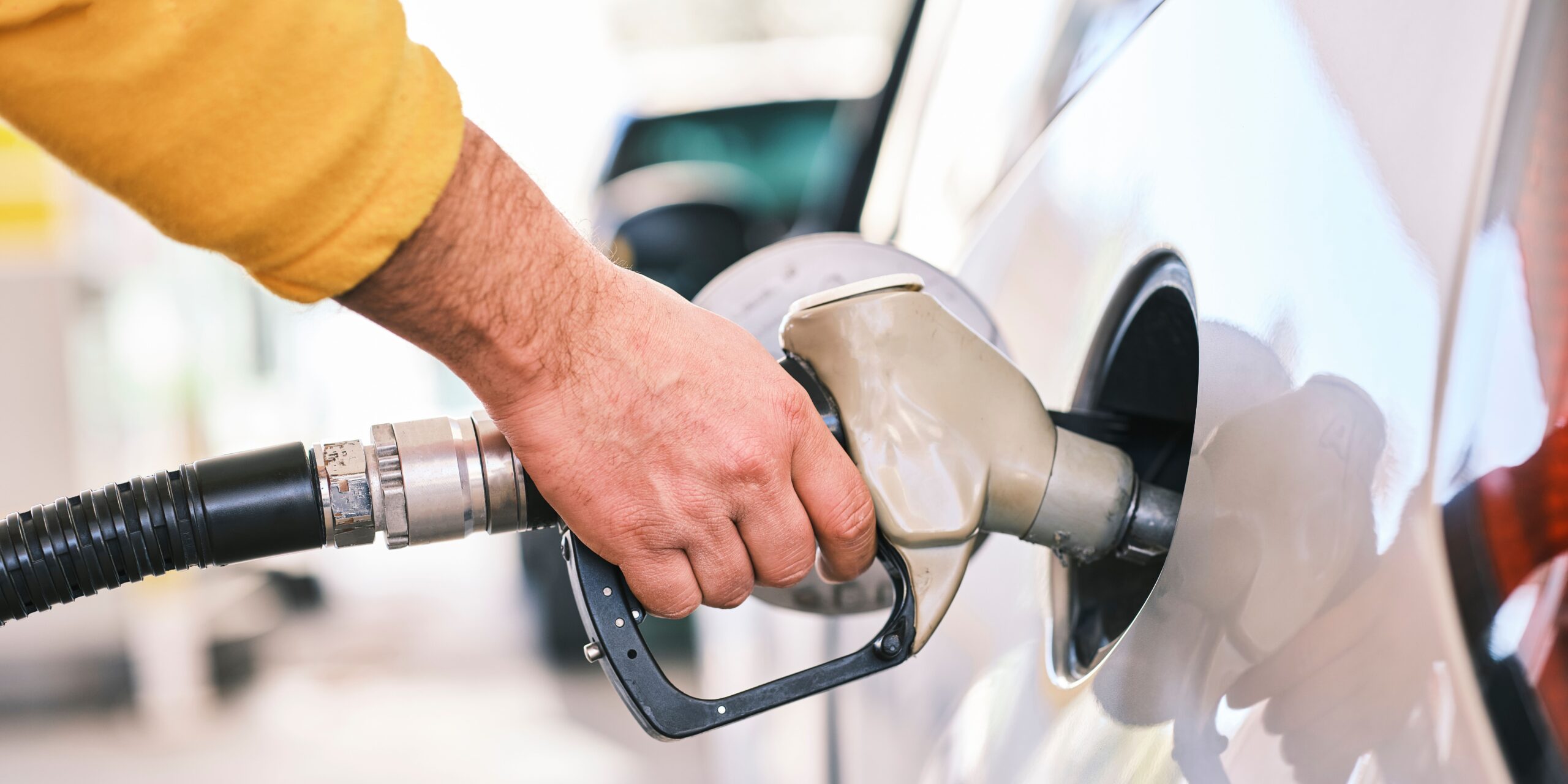 Fuel prices jump in Poland as final government crisis measures end