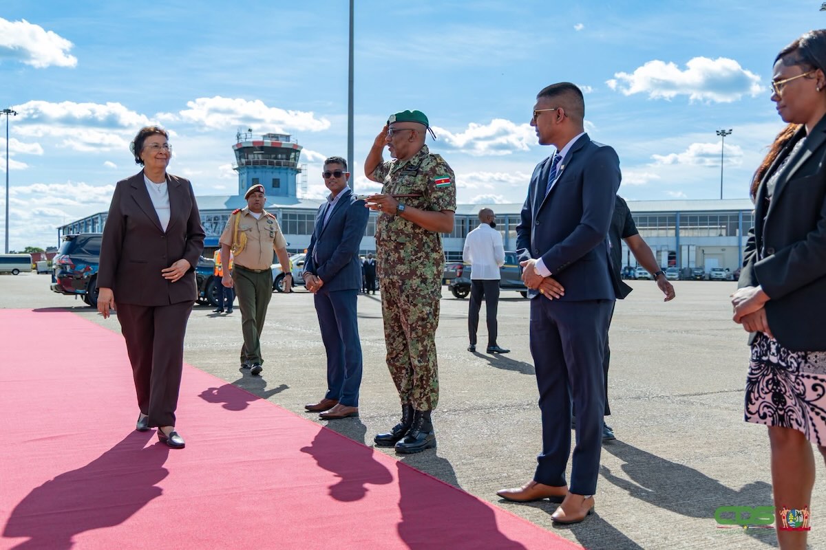 Gajadien hoopt dat president geen onnodige leningen aangaat tijdens bezoek aan Engeland