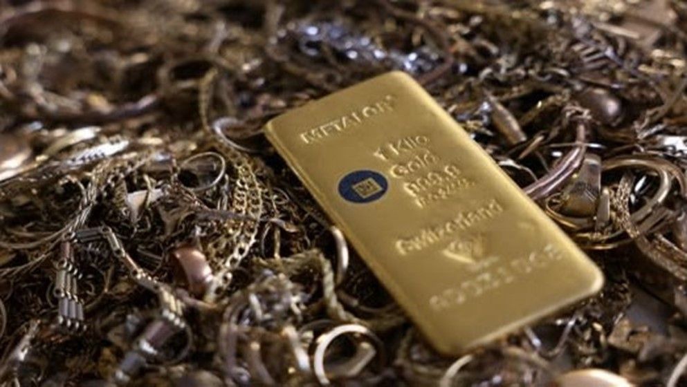 Gold Edges Higher as Oil Retreats and Investors Monitor Middle...