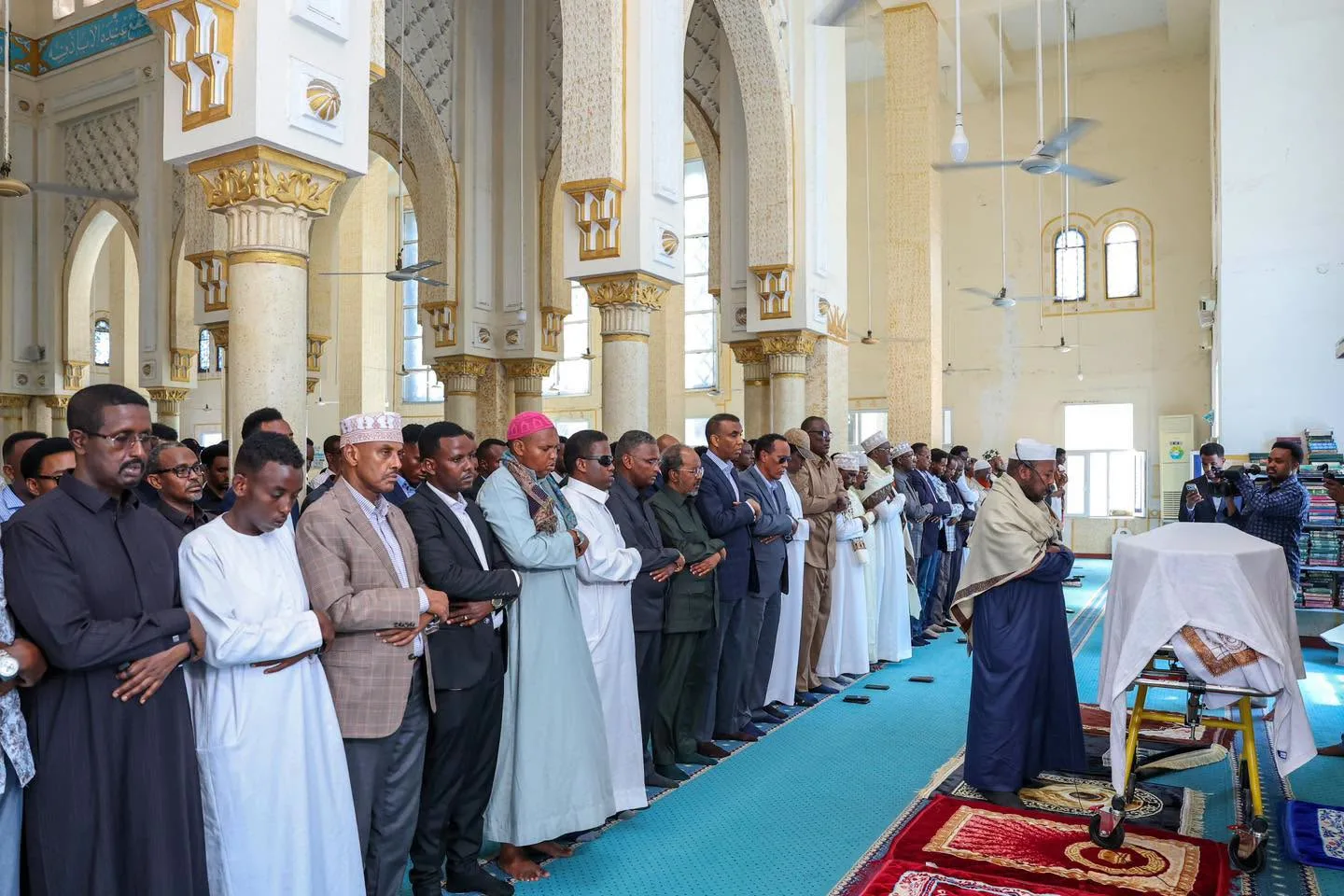 Imaam Maxamed Yuusuf oo lagu aasay Muqdisho iyo madaxweyne Xasan oo...