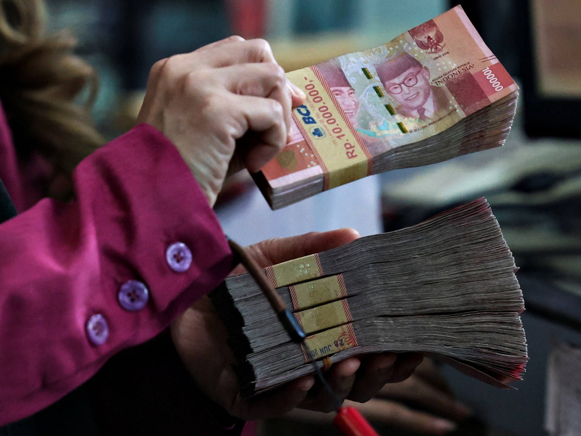 Indonesia’s anti-graft prosecutor quits after police seize gold and cash | Corruption News