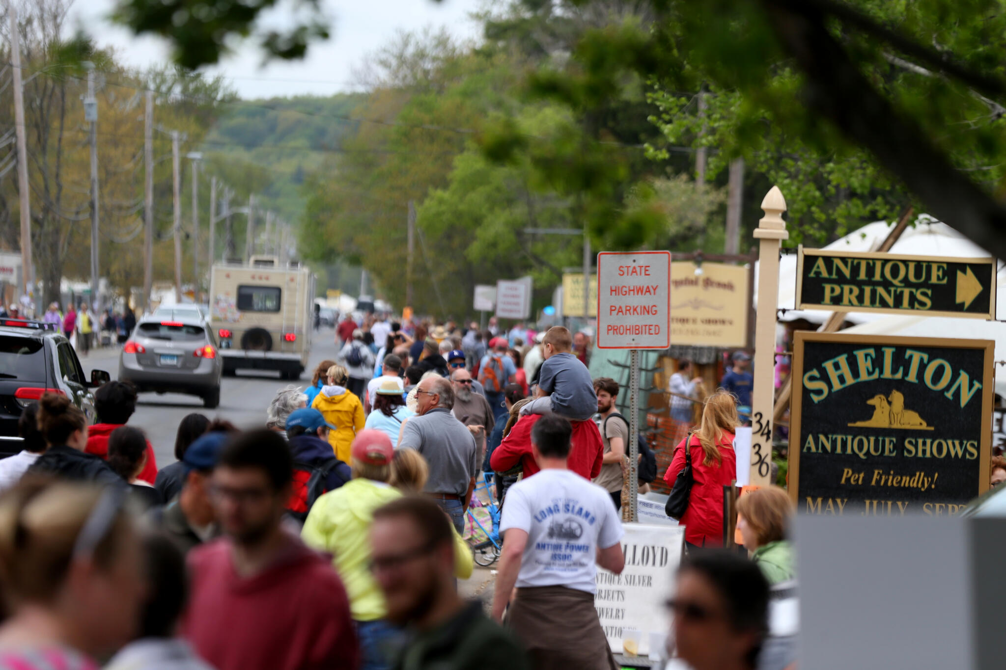Crowded sidewalks at the Brimfield Antique Flea Market in May 2015. (Jonathan Wiggs/The Boston Globe via Getty Images)