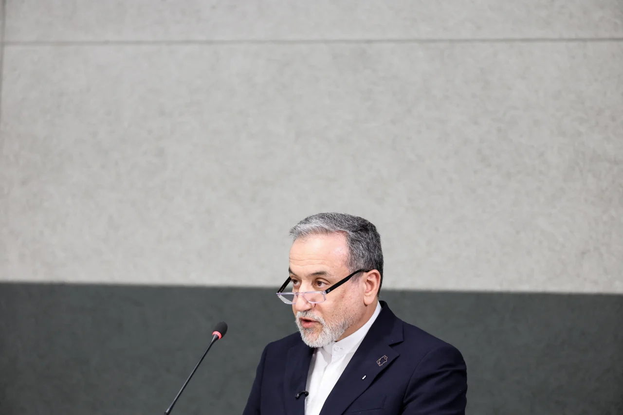 Iranian foreign minister holds phone call with Pakistani counterpart