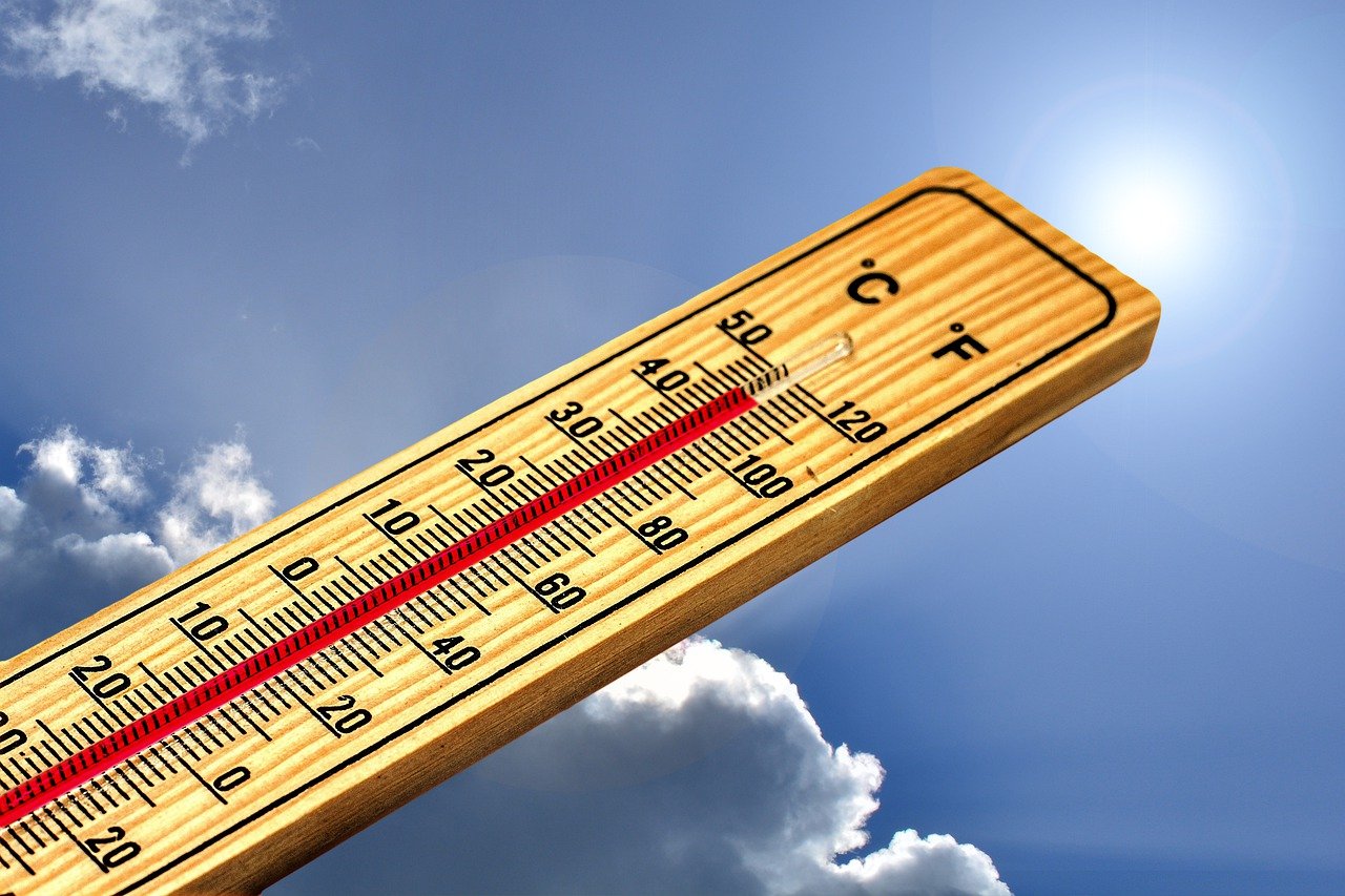 Extreme heat across Italy sees workers threaten strike action. Image shows thermometer registering almost 50º