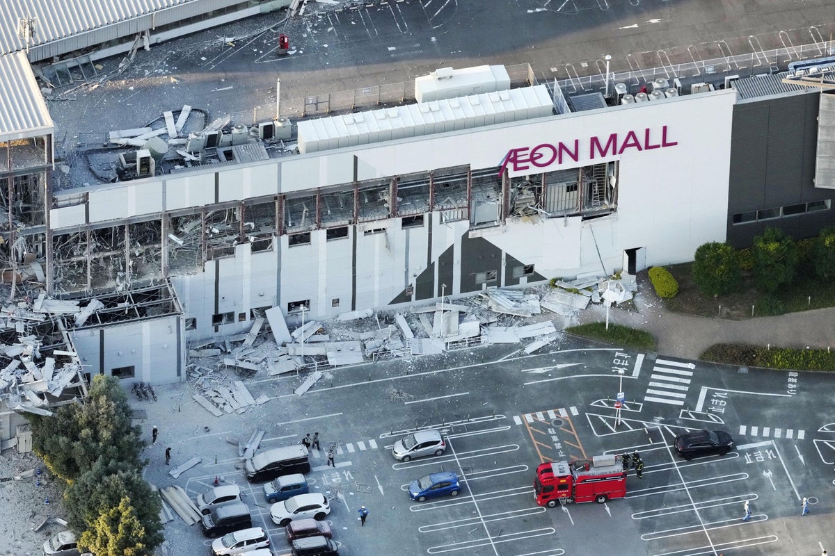 Japan earthquake latest: Multiple deaths in explosion at shopping centre in Kumamoto after 6.8 tremor
