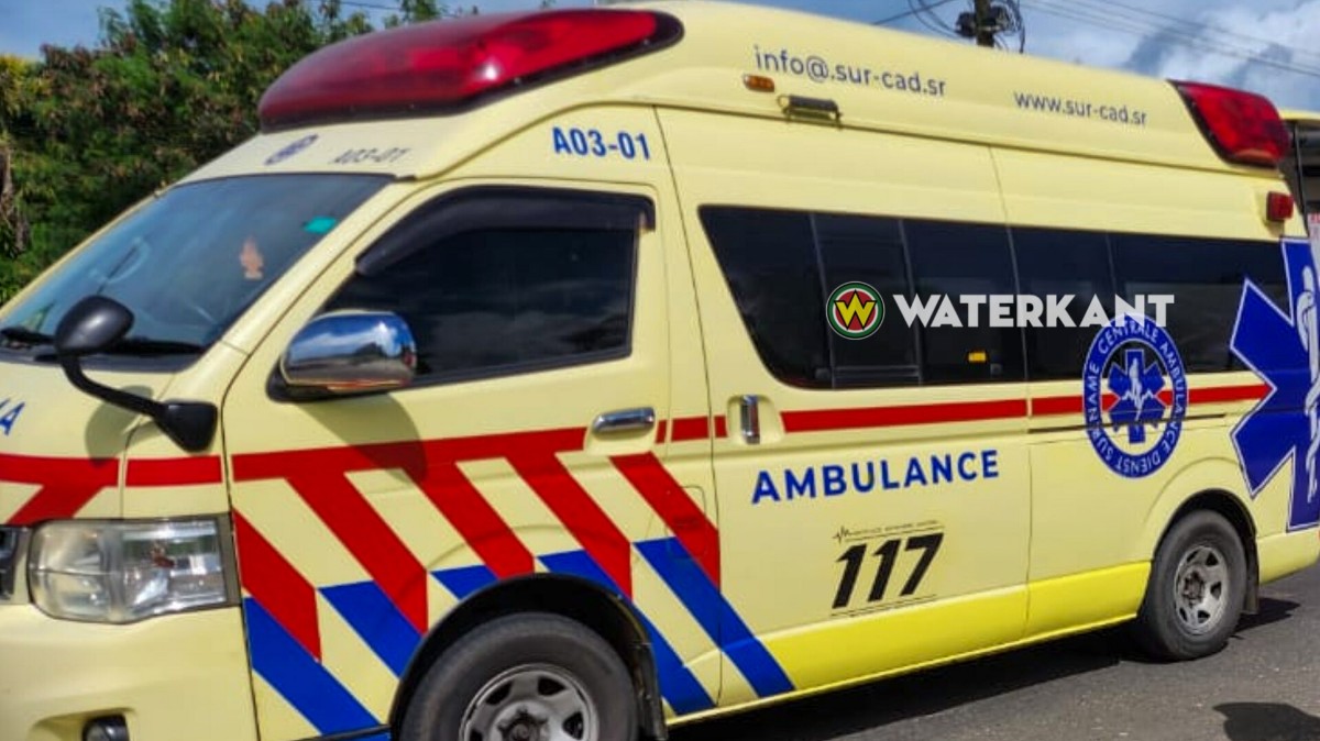 Jongeman op bromfiets overleden na botsing met afslaande auto aan Indira Gandhiweg