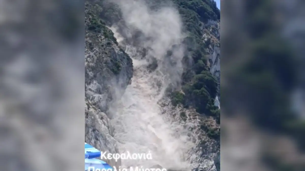 Landslide in popular Myrtos Beach on Kefalonia spreads panic among bathers (VIDEO)