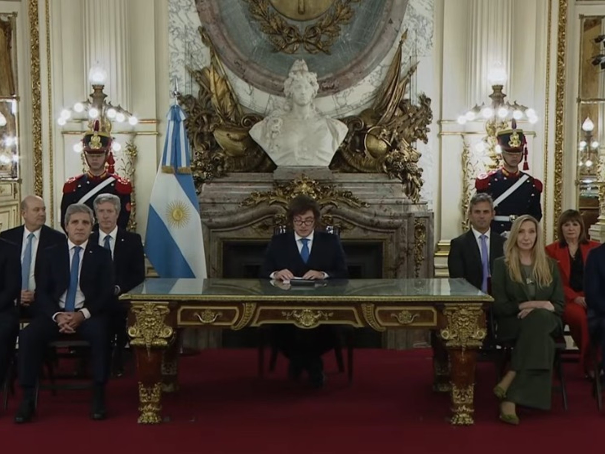 "Le robaron al Banco Central 10 mil millones de dólares"