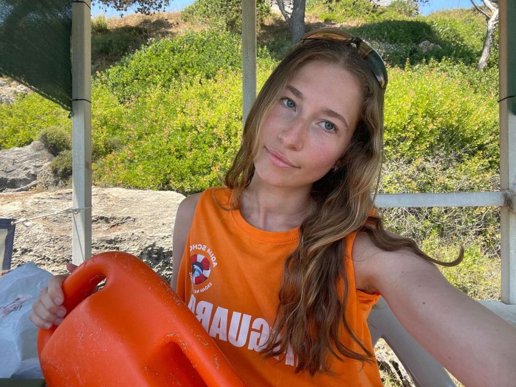 Lifeguard in Kefalonia rescues 7 swimmers from the waves